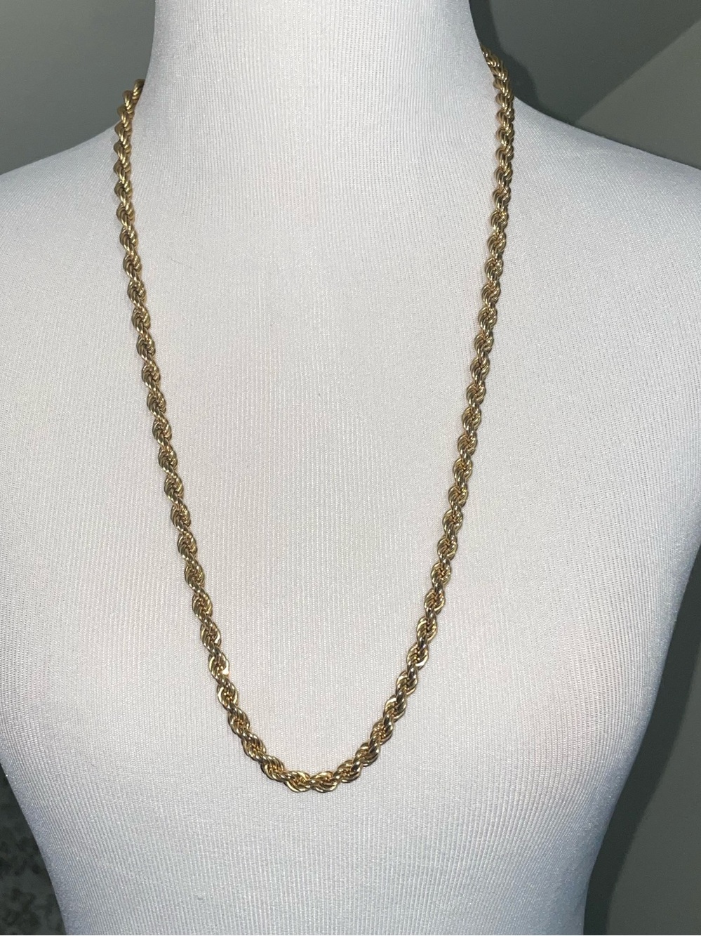 Vintage. Classic Gold Rope Chain Necklace - Women Jewelry